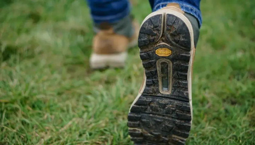 Buty softshell co to znaczy? To buty z membraną, idealne na wędrówki po trawie. Widoczna podeszwa Vibram zapewnia przyczepność.