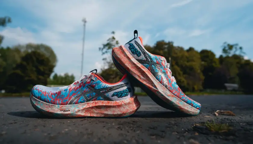 Kolorowe buty do biegania Asics Noosa Tri 16 gotowe na wyzwania.