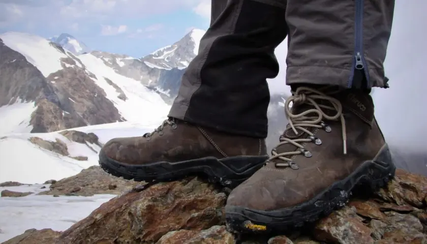 Brązowe buty trekkingowe Chiruca na skalistym szczycie, gotowe na górską przygodę.