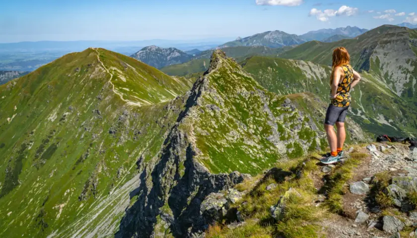 Kobieta podziwia panoramę Tatr z grani Siwego Wierchu.