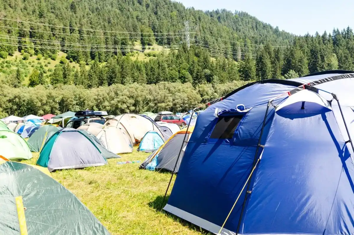 Jaki namiot wybrać na trekking i kemping? Praktyczny poradnik