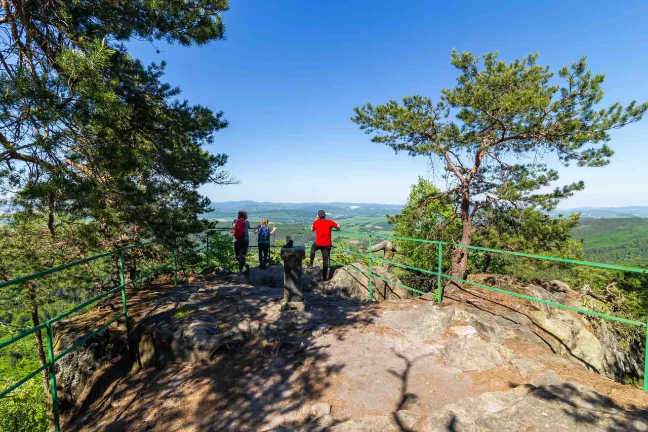 Pielgrzym podziwia panoramę Gór Stołowych z punktu widokowego.