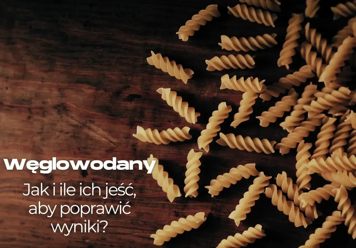 Fusilli na drewnianym tle. Jak uniknąć niedoboru węglowodanów i poprawić wyniki?