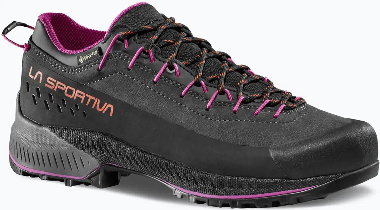 Czarny but trekkingowy La Sportiva TX4 Evo z fioletowymi akcentami i pomarańczowo-czarnymi sznurówkami. Idealny na górskie wyprawy.