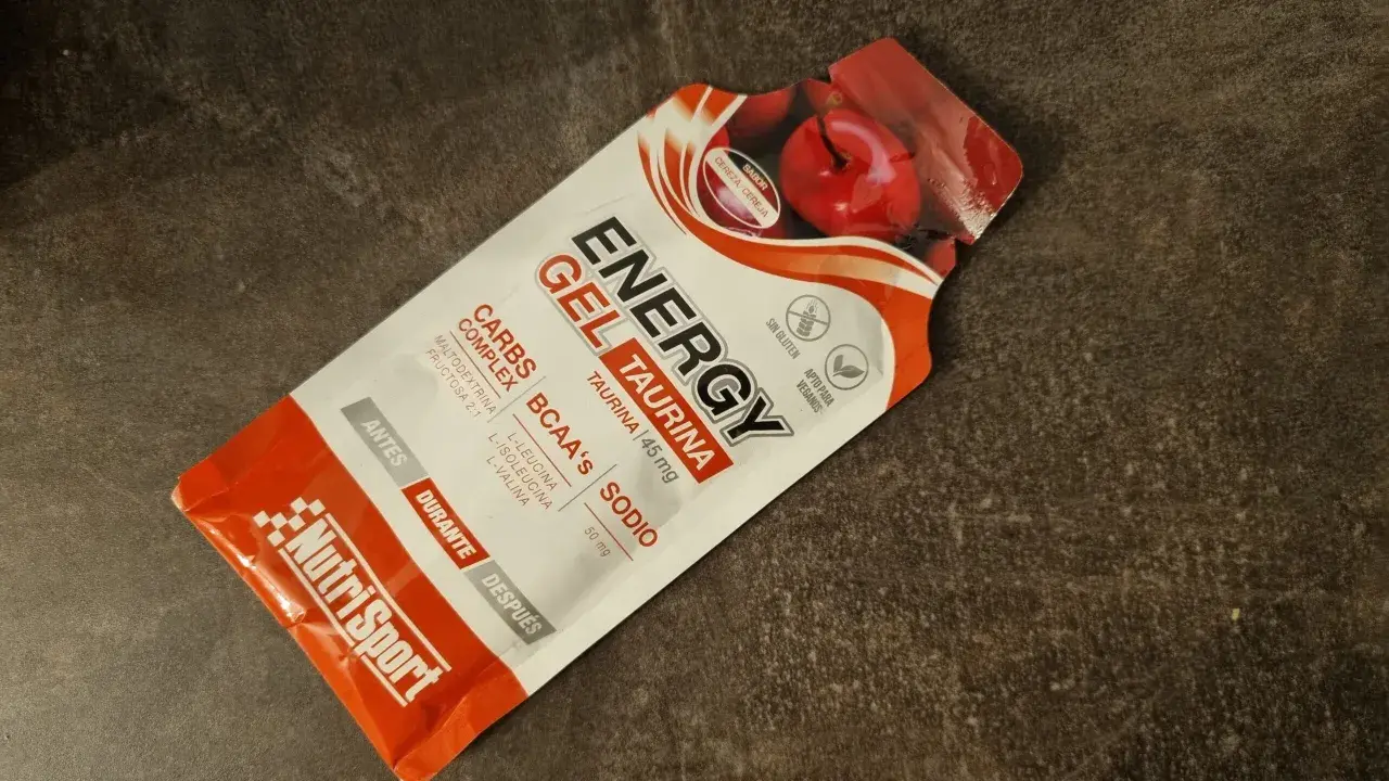 Żelki energetyczne NutriSport o smaku wiśniowym, zawierające taurynę i BCAA, idealne przed, w trakcie i po wysiłku.