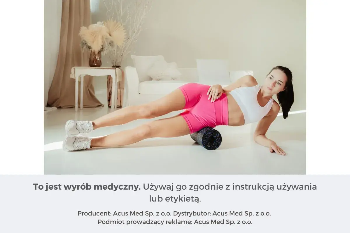 Kobieta pokazuje, jak rolować nogi na rollerze. Ćwiczenie na mięśnie ud.