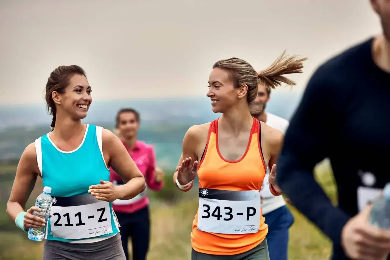 Uśmiechnięte biegaczki na trasie jednego z półmaratonów w Polsce.
