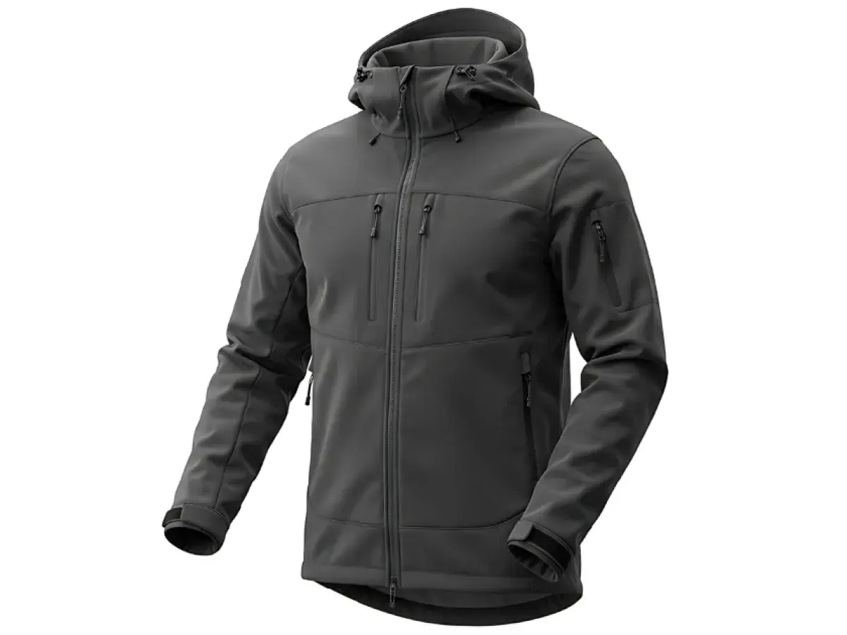 Szara kurtka softshell z kapturem i licznymi kieszeniami. Dowiedz się, w czym prać softshell, by zachować jego właściwości.