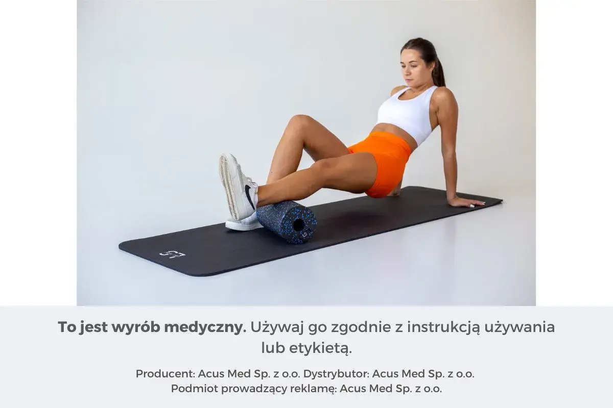 Kobieta wykonuje rolowanie po treningu, masując łydkę wałkiem na macie.