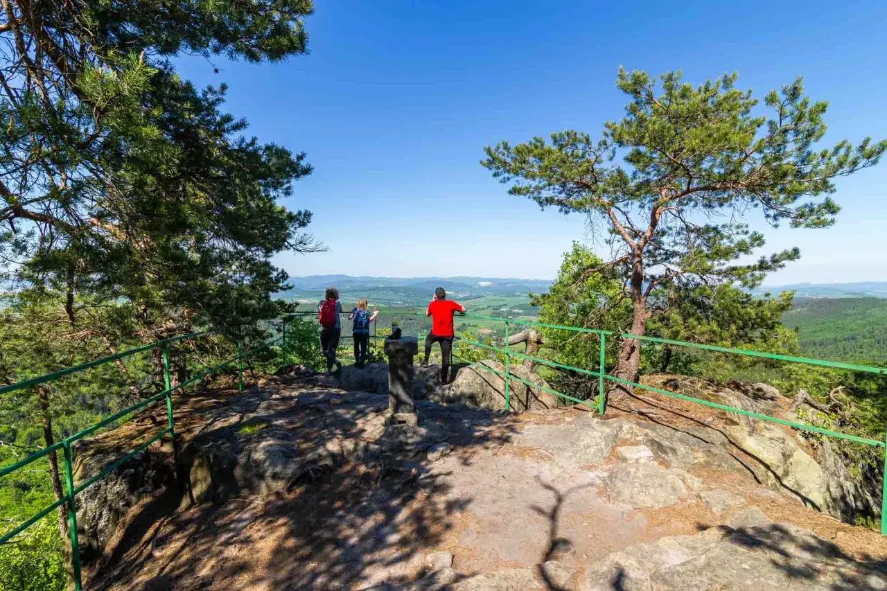 Pielgrzym podziwia panoramę Gór Stołowych.