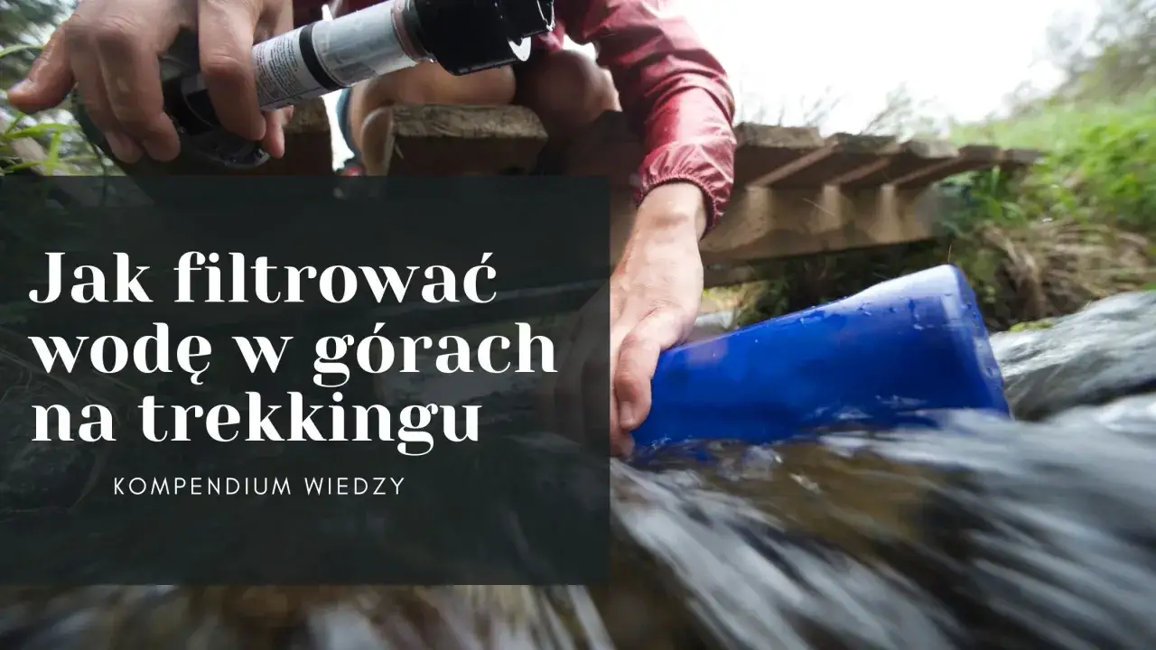 Oczyszczanie wody w górach na trekkingu: ręce trzymają filtr i niebieski pojemnik, przez który przelewa się strumień.