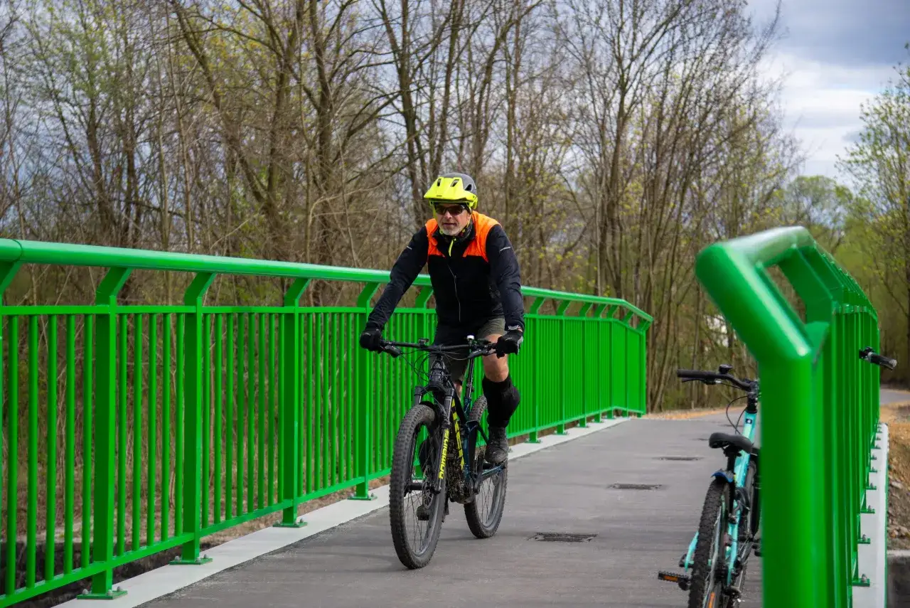 Mężczyzna w kasku i kamizelce rowerowej pokonuje trasę dare2b maraton na rowerze górskim.