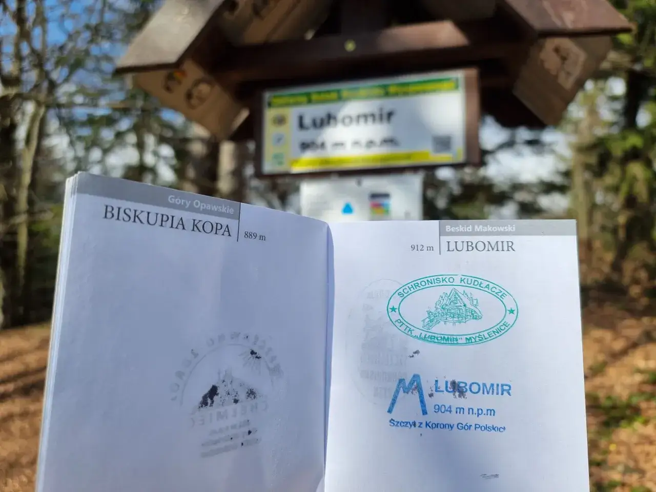 Na szczycie Lubomir w Beskidzie Makowskim, z pieczątkami potwierdzającymi zdobycie.