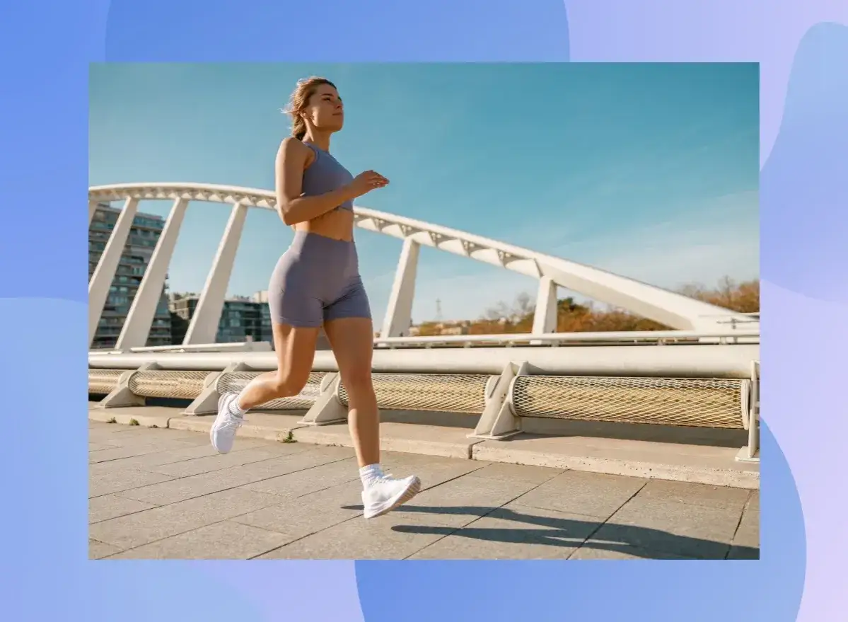 Kobieta w sportowym stroju biegnie po moście. Czy bieganie odchudza? Ta aktywność z pewnością pomaga w osiągnięciu wymarzonej sylwetki.