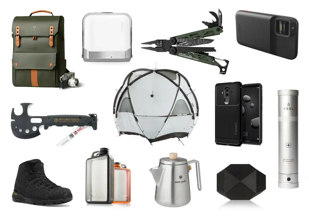 Namiot, plecak, aparat, multitool, siekiera, buty, czajnik i inne gadżety pod namiot.