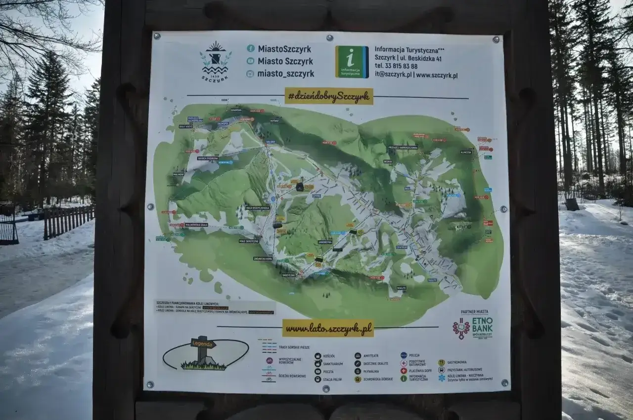 Mapa turystyczna Szczyrku z zaznaczonymi trasami pieszymi i rowerowymi, kolejkami linowymi oraz punktami gastronomicznymi. Skrzyczne trasa jest widoczna na mapie.