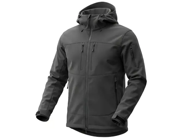 Szara kurtka softshell z kapturem i licznymi kieszeniami. Dowiedz się, w czym prać softshell, by zachować jego właściwości.